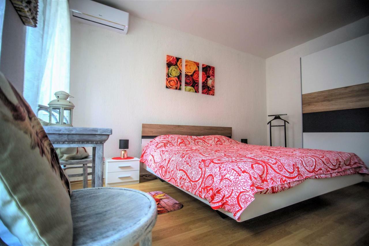 Apartment Dolores Cres Esterno foto